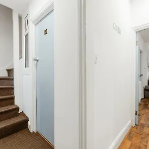 https://upton-park-bedrooms-25-min-to-central-london.cambridgehotelsuk.com